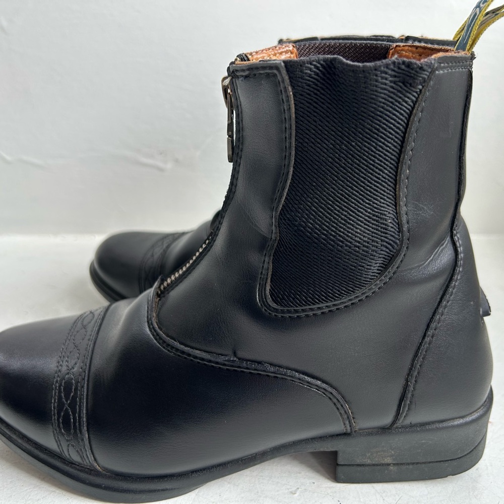Moretta active flex leather paddock boots with zip closure.
Size 4 kids